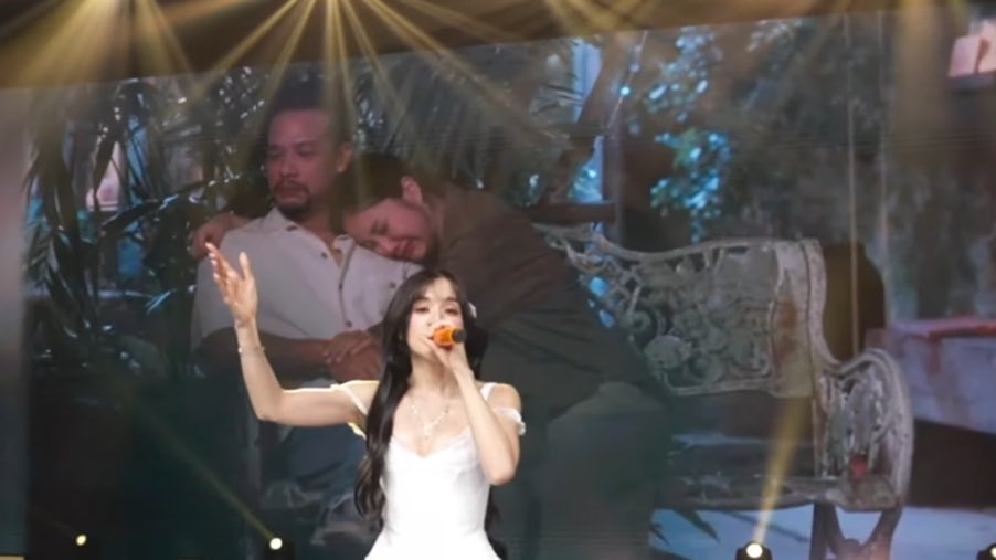freenenjoyer's tweet photo. LIN CRYING OH MY GOD 😭😭😭

ENCOURAGE TO SAROCHA REBECCA  
#FreenBeckyx20thKCLAwards https://t.co/XFSBBnz26n
