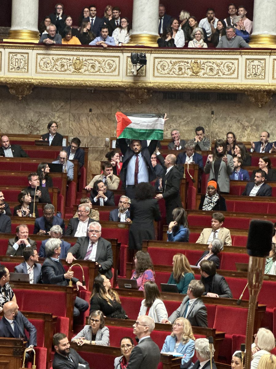 SCANDALEUX !!
Nous sommes ici en France, dans l’hémicycle de l’Assemblée nationale de la République française, pas dans une AG étudiante à Tolbiac !!

#DirectAN