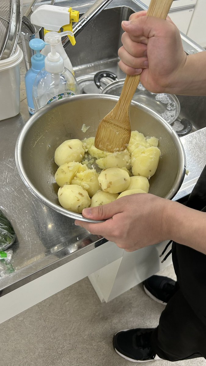 本日の活動は唐揚げとポテトサラダでした！
油が少なく、どうなることかと思いましたが美味しくできました😋
最近の活動は人数が増えてきて効率が上がってきています✨
まだまだ部員を募集しておりますのでお気軽にDMまでお越しください！！
#桜美林大学
#桜美林大学料理研究サークル
#春から桜美林