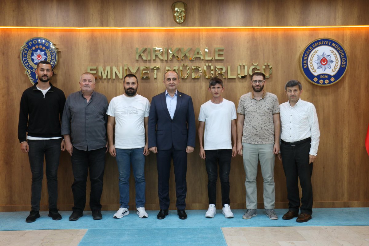 kirikkalepolis's tweet photo. Çalışmalarını takdirle takip ettiğimiz kıymetli basın mensuplarımız İl Emniyet Müdürümüz Sayın Mustafa Emre BAŞBUĞ’u makamında ziyaret ettiler. Nazik ziyaretlerinden dolayı kendilerine teşekkür eder başarılarının devamını dileriz. https://t.co/TD3vvnAgAk