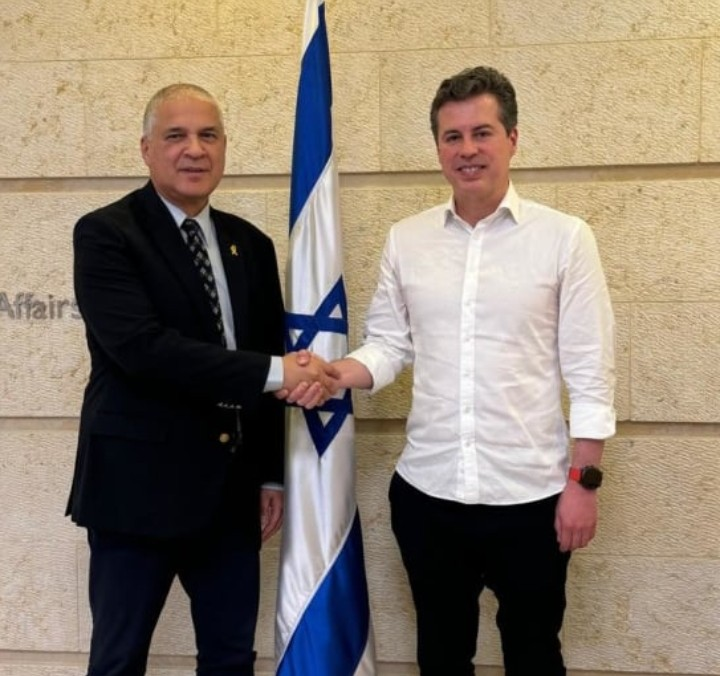 Matador000's tweet photo. Estrechar la mano de un funcionario del estado genocida de Israel, es como estrechar la mano de un funcionario de Hitler. 

Además, como somos un pueblo sin memoria, sugiero que guarden las fotos de todos los políticos, periodistas, artistas y figuras públicas que apoyaron en este momento la masacre del pueblo palestino.
 
Ese tipo de gente, no son buenas personas.  

En el fondo son unos hijos de puta.

@juanmanuelgalan