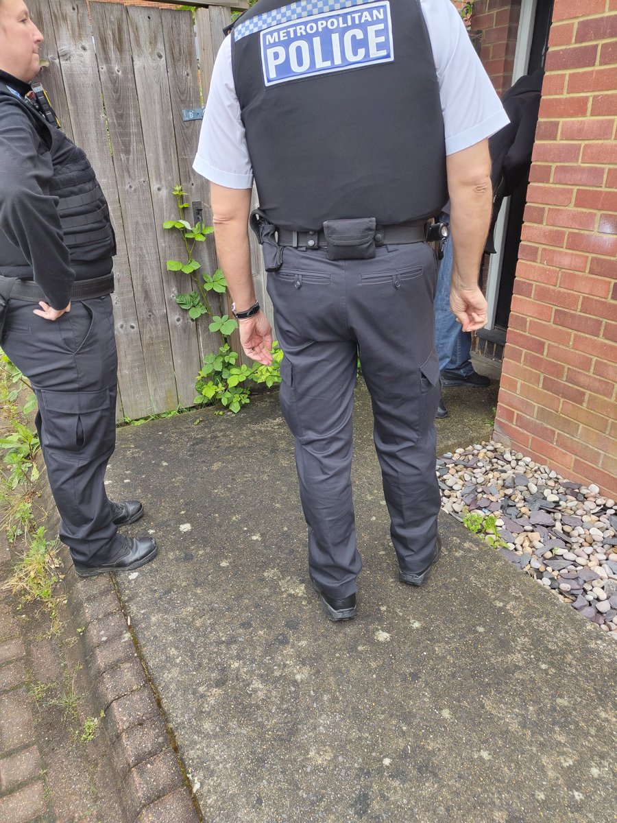 (3/3) We finished of the day by assisting the council in dealing with a long term neighbour dispute. We are working together to find a solution that supports both parties. #ealing #acton #snt #saferlondon #communitypolicing