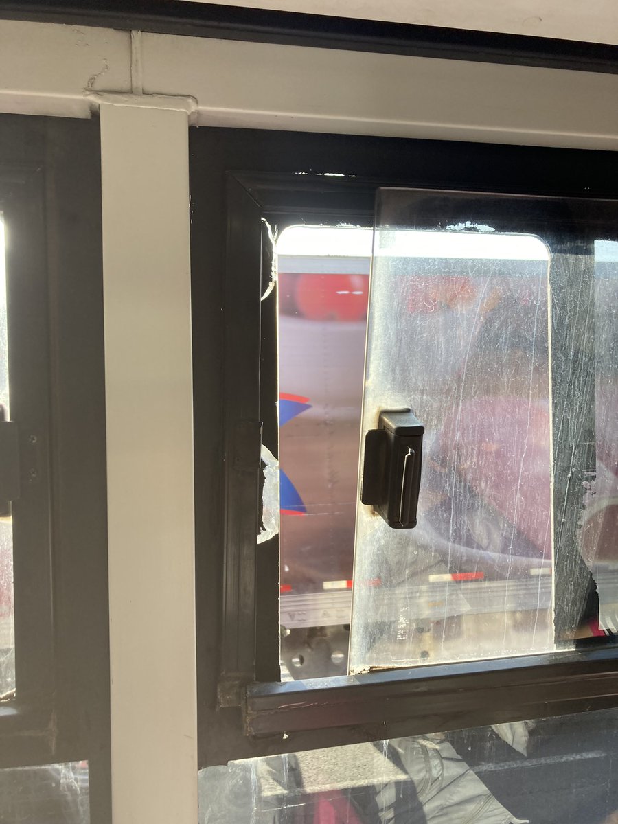 Ahí te encargo <a href="/MetrobusCDMX/">Metrobús CDMX</a> 
Ventana a punto de caerse, puede ocurrir algún accidente 🥴 
#MetrobúsL5 dirección #RioDeLosRemedios, convoy CEM-623