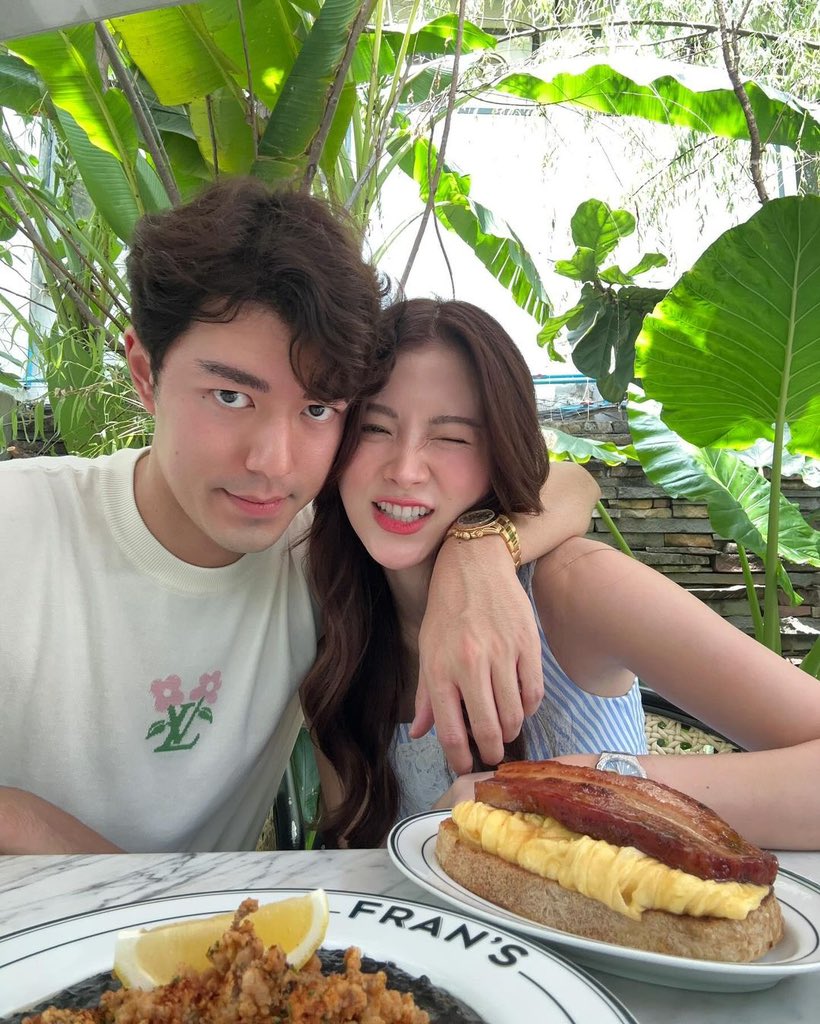 Kunkarn's tweet photo. คู่รักนักล็อคคอป่ะ 555555 https://t.co/MxTcHip0IW