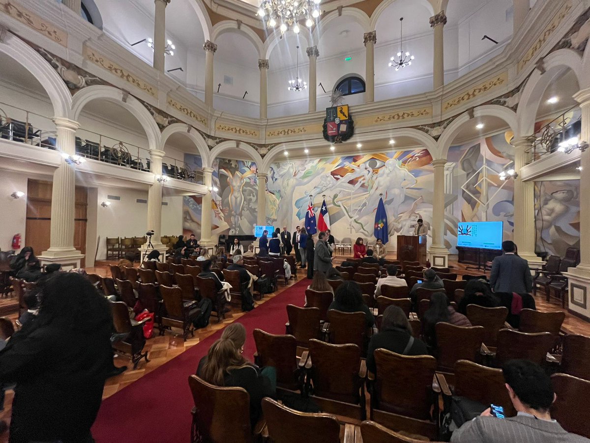 uchile's tweet image. ✨Desde la Casa Central de la U. de Chile, ya inició la Ceremonia de Inauguración del Simposio Winds
of Change✨co-organizado por @NZinSantiago y @CR2_uchile. Súmate a la transmisión en youtube.com/watch?v=SRTC8S…