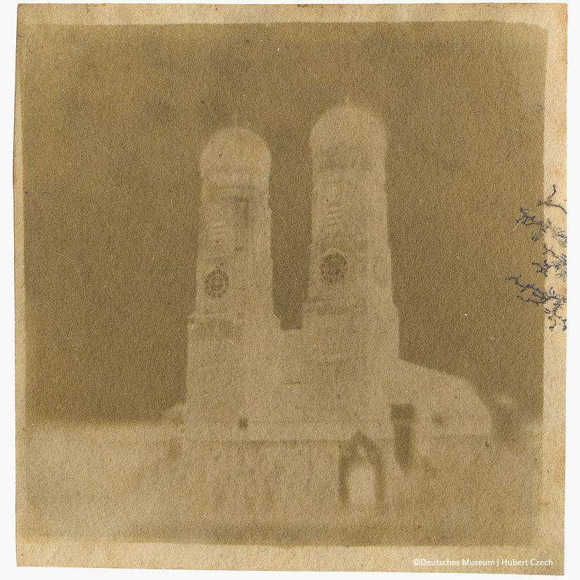 This is the first ever photograph taken in Germany: Munich's Frauenkirche, captured by Franz von Kobell in 1̵8̵3̵9̵ 1837.

Cornelia Kemp, a @DeutschesMuseum researcher, has now determined that the 4x4cm image was taken in March 1837, two years earlier than previously thought.