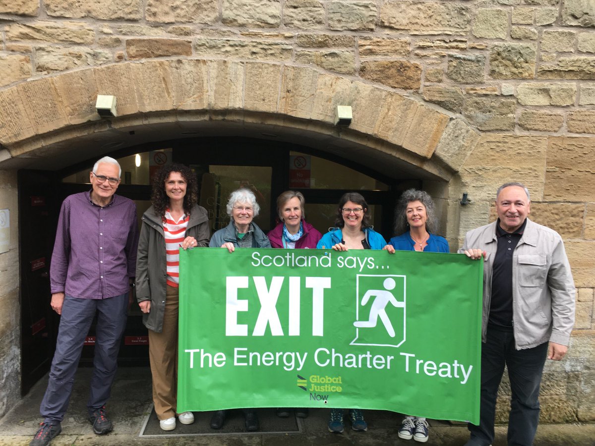 Another productive meeting today with ⁦@wendychambLD⁩ thanking her for the strong support in the successful campaign against the #EnergyCharterTreaty and a final farewell outing for our banner. The next campaign will be 

🏴󠁧󠁢󠁳󠁣󠁴󠁿 SCOTLAND SAYS AYE TO A FOSSIL FUEL TREATY 🏴󠁧󠁢󠁳󠁣󠁴󠁿
