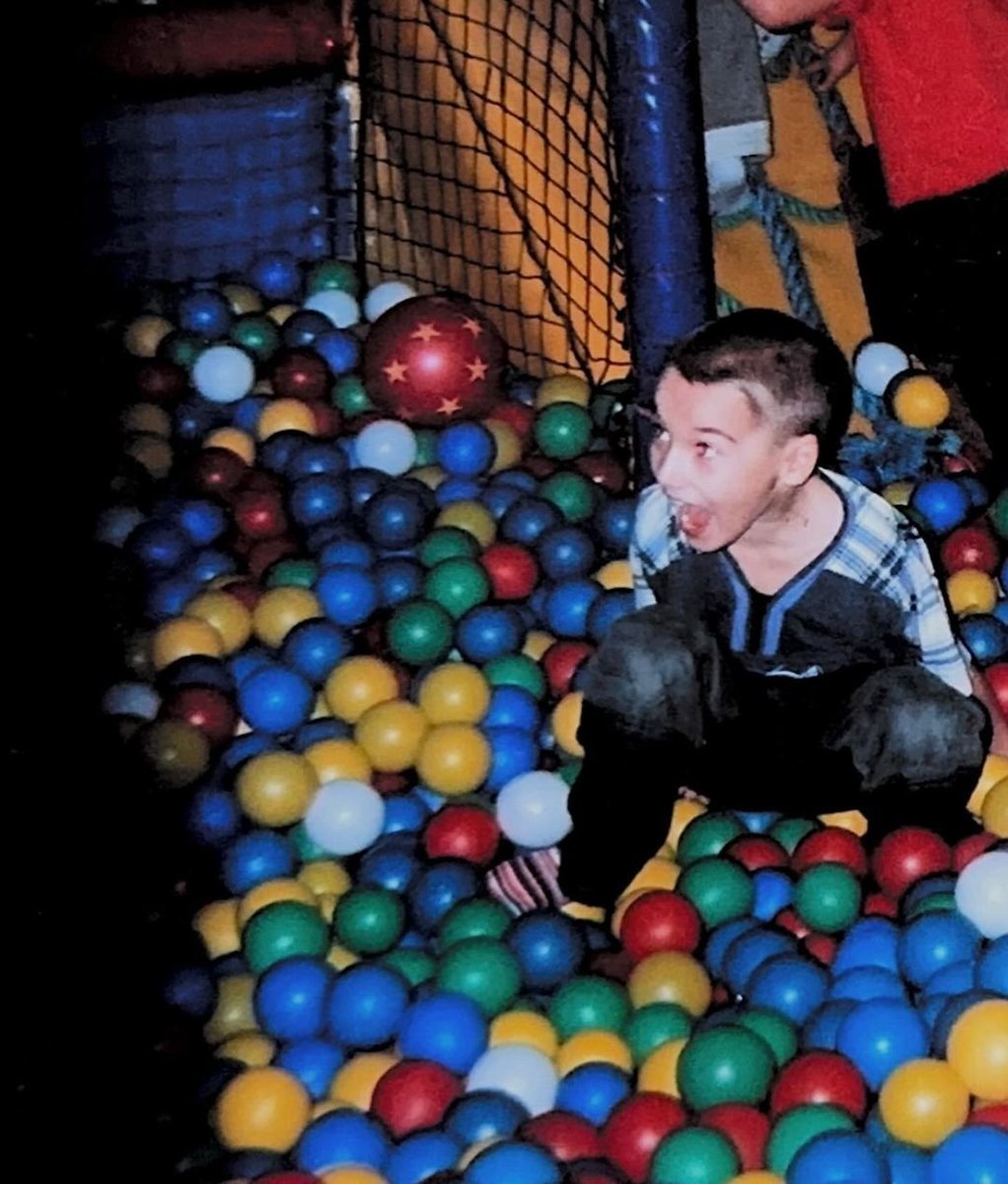 PBooOtman's tweet photo. Oh my God!!! #25 years have passed like one day... This little guy can finally be proud of himself, even though he always had a problem with it and never fully appreciated himself. This big and self-confident guy knows that there is still a long way to success ahead of him https://t.co/vG0VilmHZo