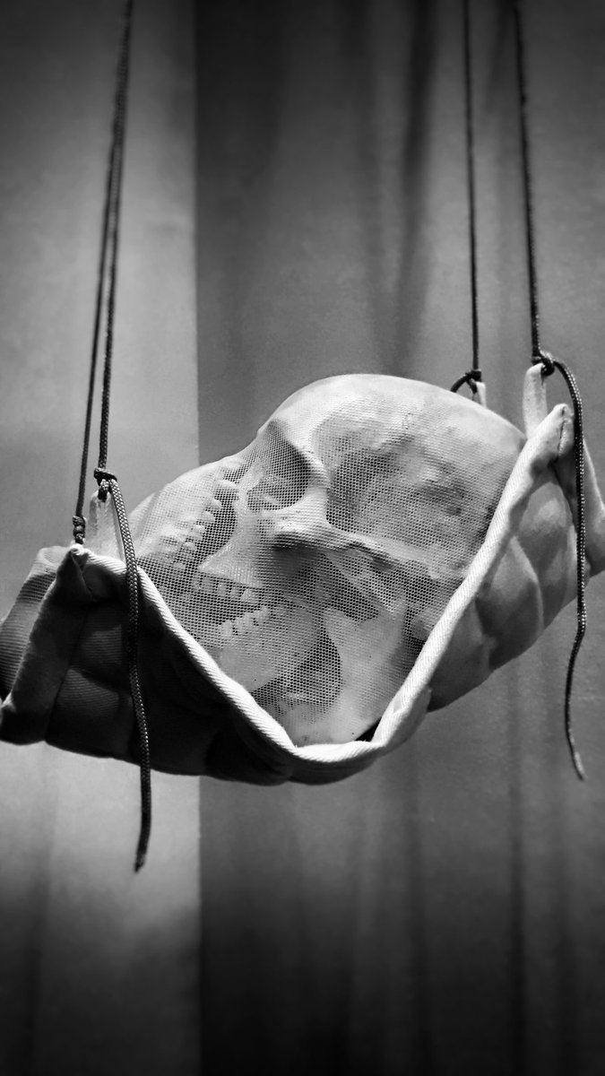 The eternal kiss of love
.
.
#skull #art #skulls #skullart #skeleton #dark #bones #death #life #love #skullartwork #blackandwhite #bnw #photography #bw #monochrome #depression