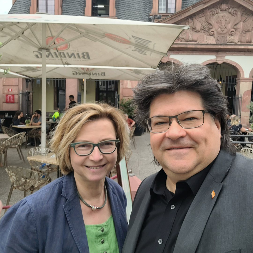 Frau Bettina Wiesmann, Mitglied des Deutschen Bundestages in der CDU-Fraktion, traf sich mit Marcus Pohl zu einem Gespräch in der Hauptwache Frankfurt. 
Mehr dazu unter: isdv.net

#isdv #cdu #wirGemeinsamJetzt #Statusfeststellung # Selbständig #selbstaendig