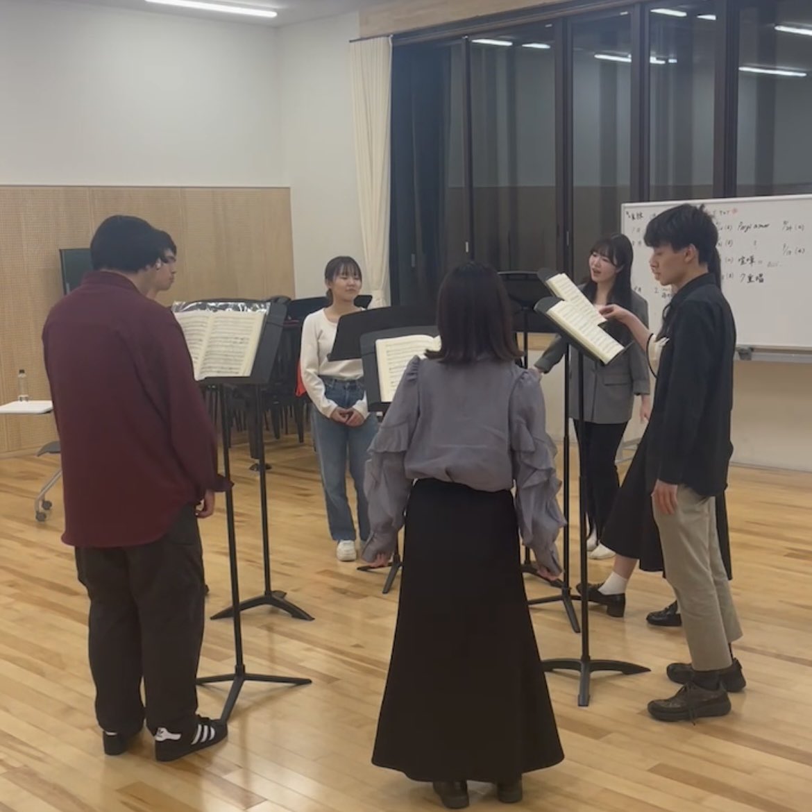 5月の練習風景です🍃🌱

7重唱の練習から始まり、それぞれのアリアやたくさんの重唱の練習をがんばっています.•♬

#桜美林大学 #声楽ゼミ #オペラ