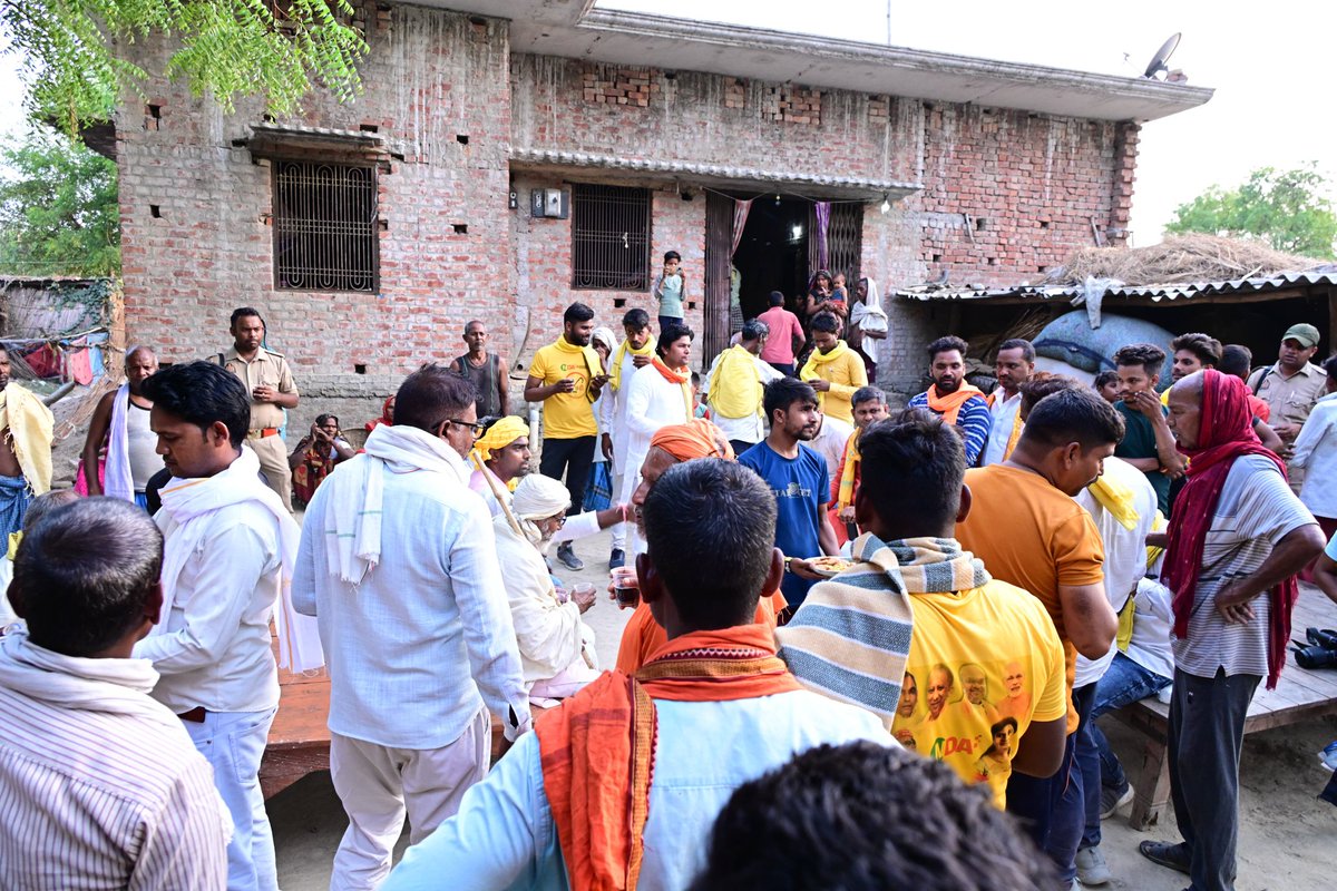 घोसी लोकसभा क्षेत्र के ग्राम जसडा में श्री मुन्ना राजभर जी के आवास पर पहुंचकर उपस्थित लोगों से मुलाकात कर आगामी 1 जून को चुनाव चिन्ह छड़ी पर अधिक मतदान कर एनडीए प्रत्याशी डॉ अरविन्द राजभर जी को भारी मतों से विजई बनाने की अपील किया। #Ghosi