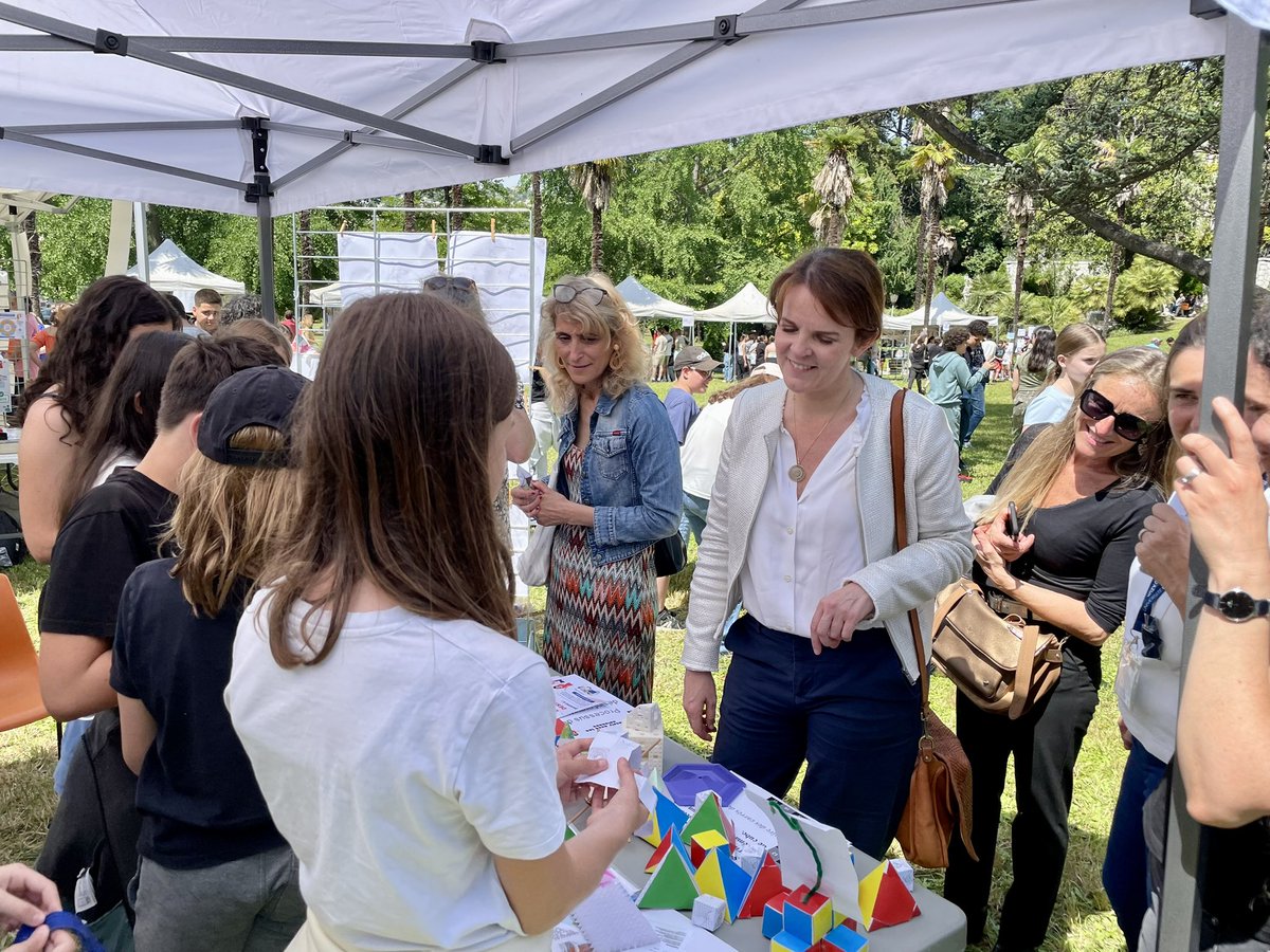 @LjadNice @CNRS_INSMI @scien_societe06 @NatachaChicot @MathsAcNice @campusvalrose @AcademieNice @ClgPreDesRoures Sur le stand #GirlsPower 💪 #Maths avec la rectrice @NatachaChicot   @AcademieNice #CordeesDeLaReussite #Nice06