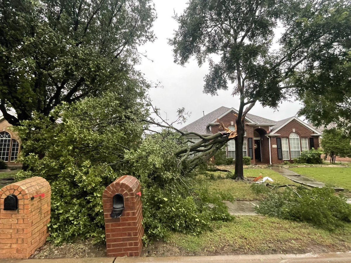 netfendr's tweet photo. @wfaaweather Front of my house in North Plano https://t.co/ZU1CZcWDQg