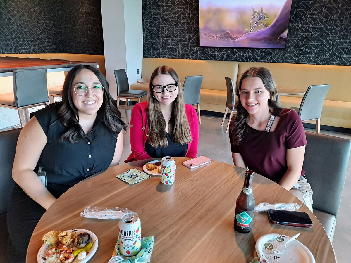 HuschBlackwell's tweet image. We kicked off the #HBSummerProgram in Omaha by warmly welcoming our Summer Associates with a happy hour at our beautiful in-house café. The event was filled with engaging conversations, refreshing drinks, and the perfect ambiance on our scenic patio. 🕶️🌤️

#huschpuppies