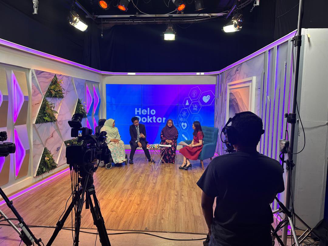 DSU_IIUM's tweet photo. Br. Nur Arif received an invitation to share his inspiring story on 'Helo Doktor' on TV3. Hosted by Nadia Azmi, the interview aimed to highlight Nur Arif's journey as a student with autism. Joined by Prof. Dr. Ruzita and a guest expert, the episode will air on Sunday, June 2nd. https://t.co/XGO6VWyJ4z