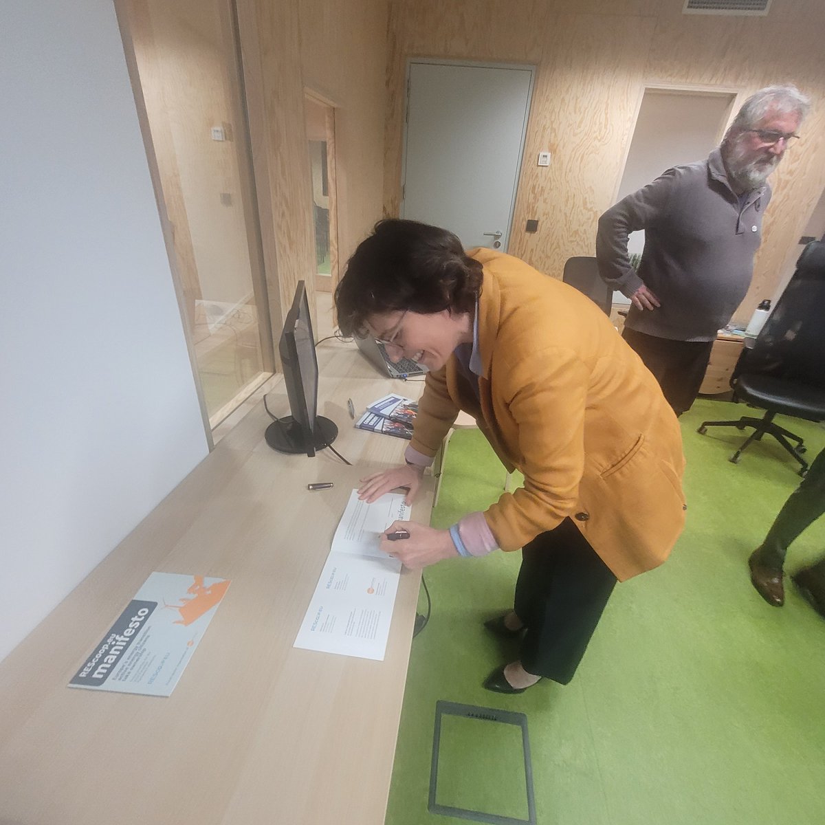 🤝 Today, we were honored to welcome the Belgian Energy Minister, <a href="/TinneVdS/">Tinne Van der Straeten</a> , to our offices. The minister signed our EU elections Manifesto and became a REScoop.eu "Energy Communities Supporter."

 🇧🇪 Belgium currently holds the EU presidency, and her support