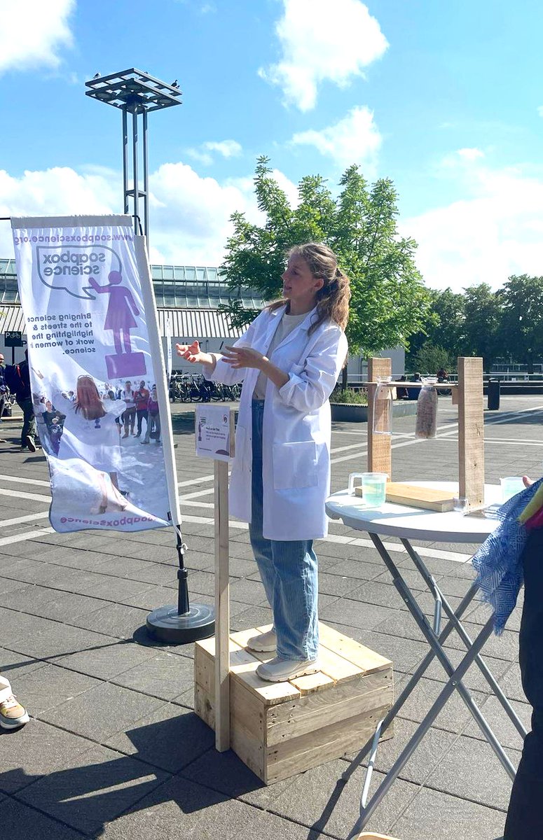 Had an amazing time at #SoapboxScienceMaastricht sharing my research on brain waste clearance and MRI🧠! 
Engaging with the public was very rewarding. 
Thanks to the organizers for highlighting the work of women and non-binary scientists!

#WomenInScience #ScienceCommunication