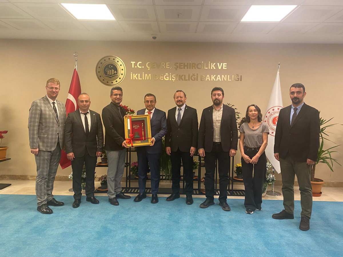 Çevre, Şehircilik Ve İklim Değişikliği Bakan Yardımcısı Sayın Refik Tuzcuoğlu`nu Makamında 22.05.2024 Tarihinde Ziyaret Ettik

jmo.org.tr/genel/bizden_d…