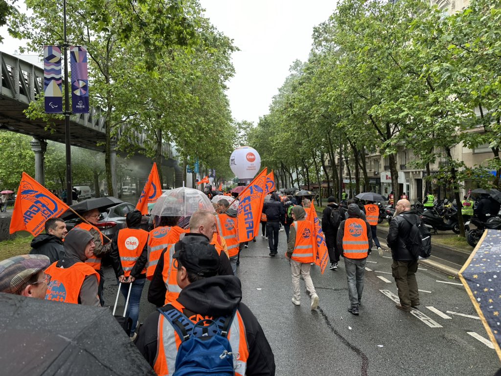 A Paris avec la @cfdtcheminots pour défendre le #FRETSNCF à l’appel de l’intersyndicale !
Alors que le fret reste une des seules solutions pour atteindre les objectifs de décarbonation, il faut un vrai FRET public ! Non à la liquidation de FRETSNCF !