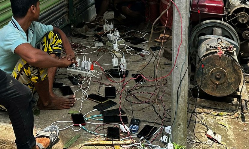 বিদ্যুৎহীন এলাকায় ৩০ টাকায় মোবাইল চার্জ
