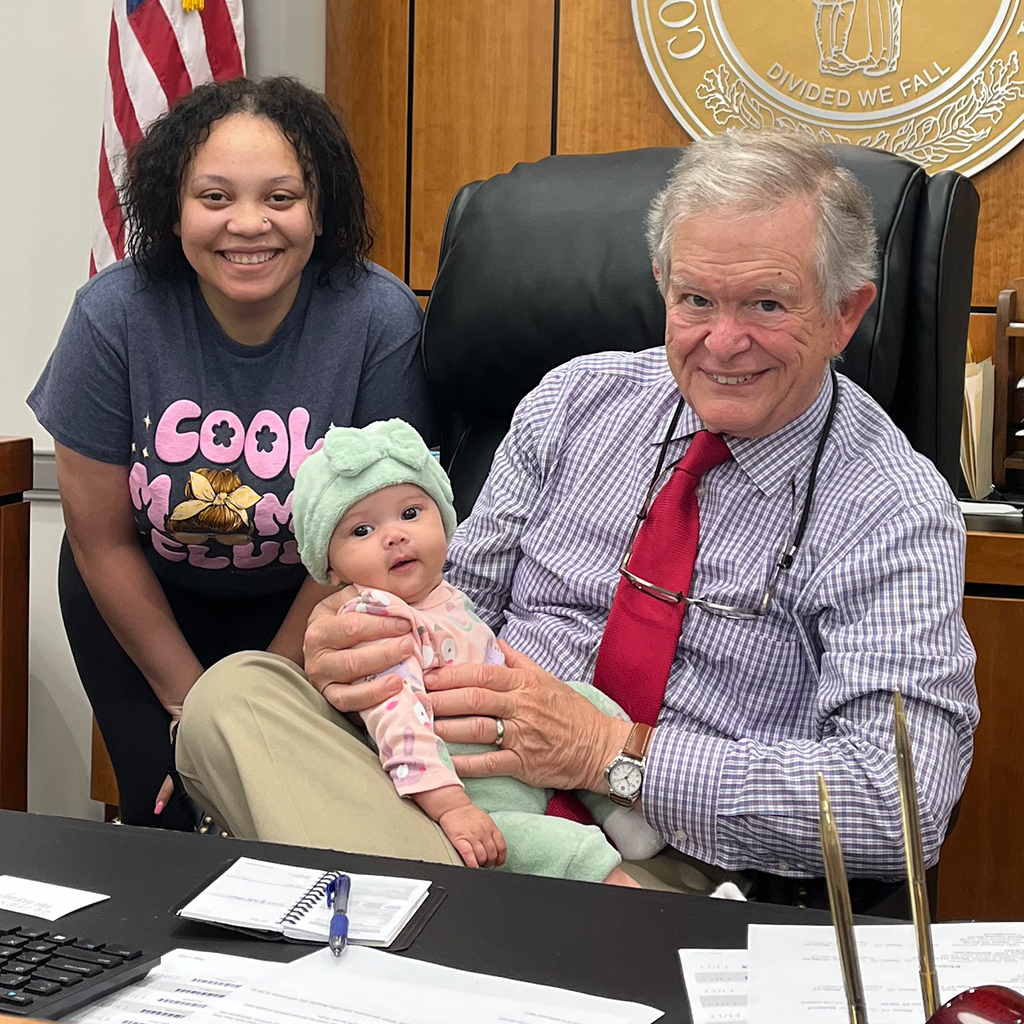 📷 Judge John Atkins celebrates the birth of a #DrugFree baby born to a participant in the Christian County Drug Court program.  #RecoveryCommunity #FamilySupport #AllRise