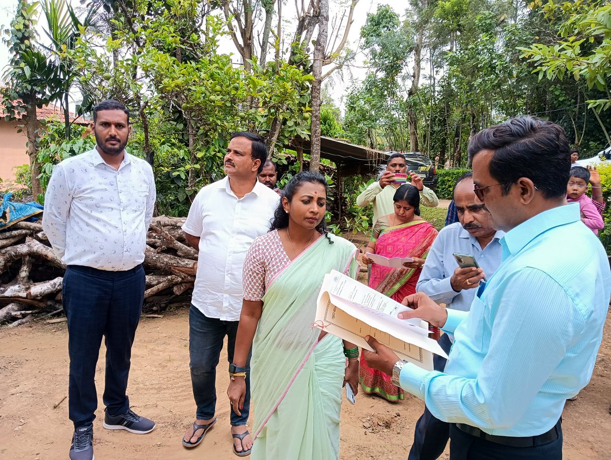 NayanaJhawar's tweet photo. ಮಳೆ ಹಾನಿಯಿಂದಾಗಿ ಸಂಕಷ್ಟಕ್ಕೆ ಸಿಲುಕಿದ್ದ ವಸ್ತಾರೆ ಹೋಬಳಿಯ ಹಲಸುಮನೆ ಗ್ರಾಮದ ಬಿಳಿಯಯ್ಯ ಹಾಗೂ ಆಣೂರು ಗ್ರಾಮದ ರಮೇಶ್ ಅವರ ಮನೆಗೆ ಸಂಬಂಧಪಟ್ಟ ಅಧಿಕಾರಿಗಳು ಮತ್ತು ಸ್ಥಳೀಯ ಕಾಂಗ್ರೆಸ್ ಮುಖಂಡರೊಂದಿಗೆ ಇಂದು ಭೇಟಿ ನೀಡಿ, ಪರಿಶೀಲಿಸಿ, ಶೀಘ್ರ ಪರಿಹಾರ ಕೊಡಿಸುವುದಾಗಿ ತಿಳಿಸಿದೆ.

#chikkamagaluru #mudigere #lossofhouses #rain #raineffects