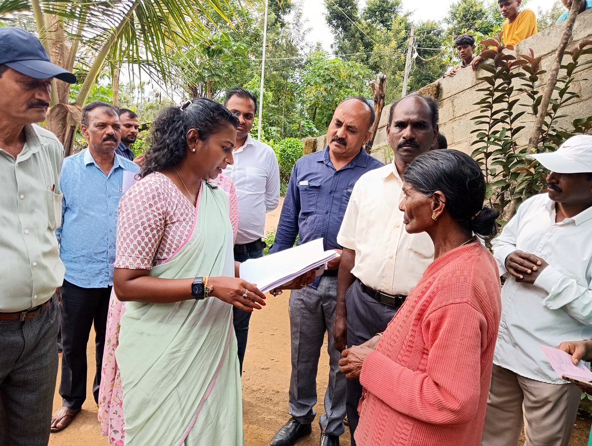 NayanaJhawar's tweet photo. ಮಳೆ ಹಾನಿಯಿಂದಾಗಿ ಸಂಕಷ್ಟಕ್ಕೆ ಸಿಲುಕಿದ್ದ ವಸ್ತಾರೆ ಹೋಬಳಿಯ ಹಲಸುಮನೆ ಗ್ರಾಮದ ಬಿಳಿಯಯ್ಯ ಹಾಗೂ ಆಣೂರು ಗ್ರಾಮದ ರಮೇಶ್ ಅವರ ಮನೆಗೆ ಸಂಬಂಧಪಟ್ಟ ಅಧಿಕಾರಿಗಳು ಮತ್ತು ಸ್ಥಳೀಯ ಕಾಂಗ್ರೆಸ್ ಮುಖಂಡರೊಂದಿಗೆ ಇಂದು ಭೇಟಿ ನೀಡಿ, ಪರಿಶೀಲಿಸಿ, ಶೀಘ್ರ ಪರಿಹಾರ ಕೊಡಿಸುವುದಾಗಿ ತಿಳಿಸಿದೆ.

#chikkamagaluru #mudigere #lossofhouses #rain #raineffects