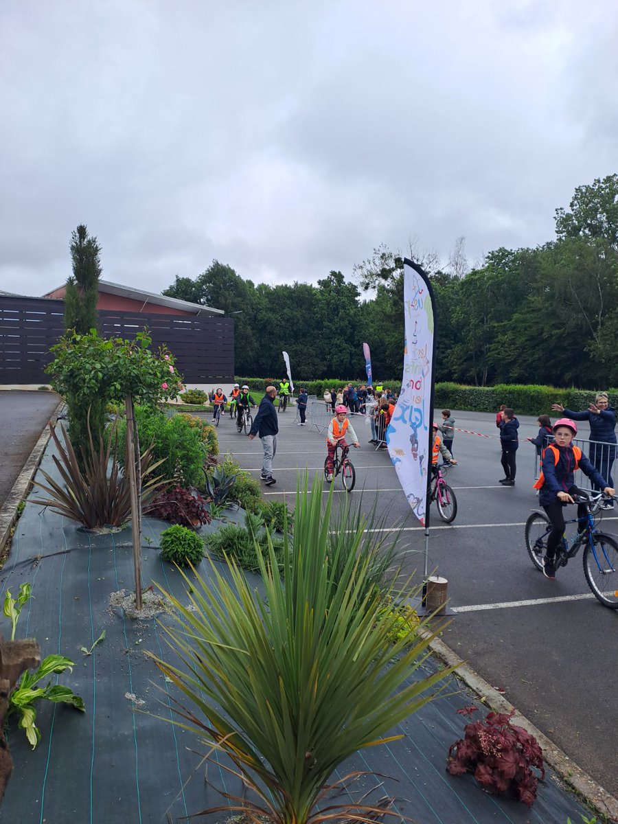 Aujourd'hui, l'école et le Maire <a href="/GuillaumeCarr7/">Guillaume Carré</a> de  #MartignésurMayenne accueillent les élèves de #Contest et  #Moulay  dans le cadre de #AVéloVerslesJeux, en présence de  Gérard Dujarrier, vice-président de <a href="/lamayenne/">La Mayenne, le Département</a> et de Michel Derouet du  <a href="/CDOS53/">CDOS 53</a>
…ation-medias-information.ac-nantes.fr/aveloverslesje…