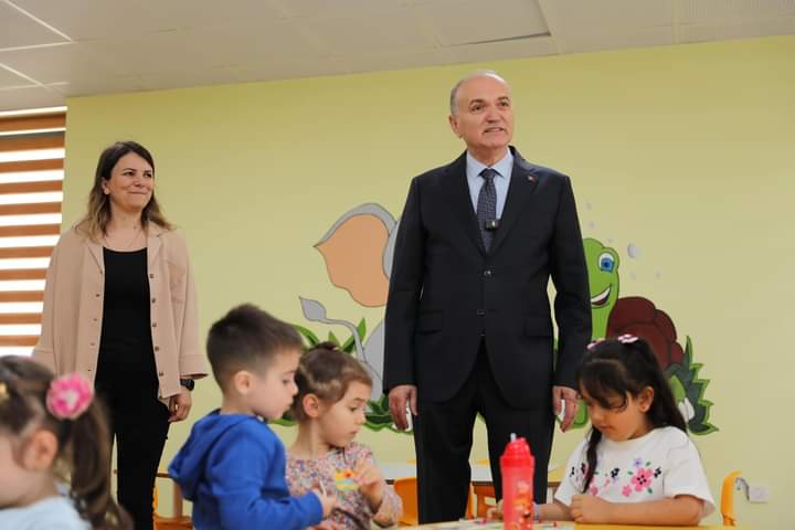 duzcebelka's tweet photo. Başkanımız Dr. Faruk Özlü kısa süre önce hizmete açtığımız BELKA Çocuk Gündüz Bakımevi'mizde minik yavrularımızla buluştu. 

Metruk binadan nezih bir Bakımevine dönüşen merkezimizde, çalışma arkadaşlarımızın minik yavruları emin ellerde... https://t.co/mDt6u2rhSF