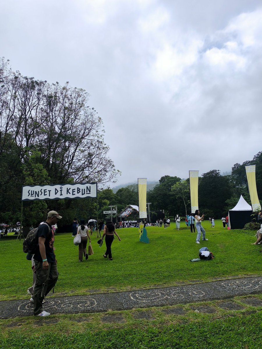 Sunset di kebun <a href="/kebunraya_id/">Kebun Raya</a> <a href="/sunsetdikebun/">Sunset di Kebun</a> 
Menikmati alam dan sajian konser musik di dataran tinggi bedugul Bali.