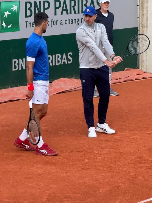 . @DjokerNole with Boris Bosnjakovic & Gebhard Gritsch in Paris 🇫🇷
@rolandgarros 
Practice session 🎾

#RolandGarros  #Djokovic 
@NDjokofan  #NoleFam 

📸: @Rahfucious