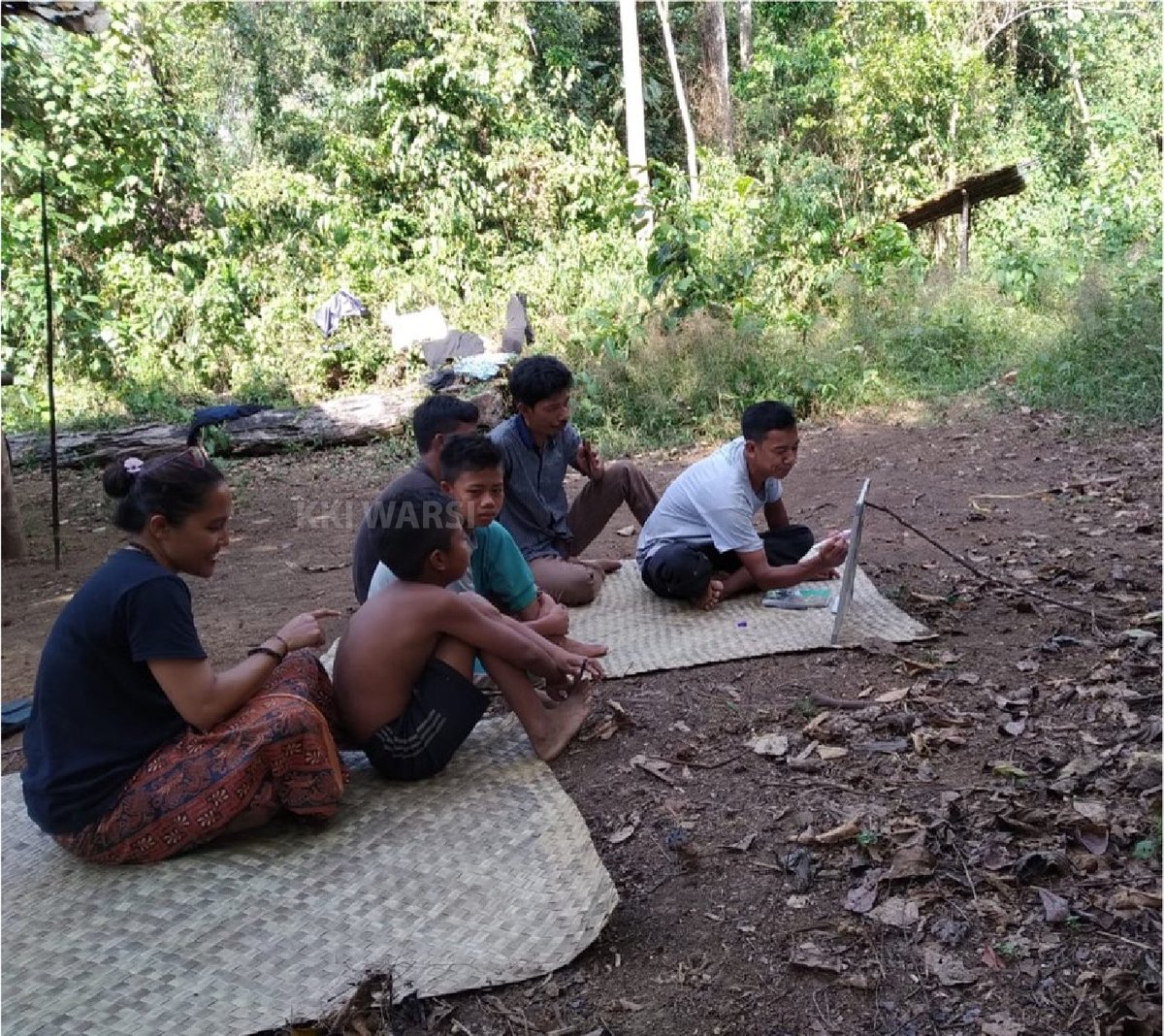 Guru bagi Orang Rimba:
Selain mengajar, harus bisa bantu urus KK!

Begitu Orang Rimba ikut PKBM maupun sekolah formal, guru setempat turut membantu agar kebutuhan administratifnya terpenuhi, salah satunya Kartu Keluarga.

Dengan memiliki KK, mereka berhak punya lebih banyak akses