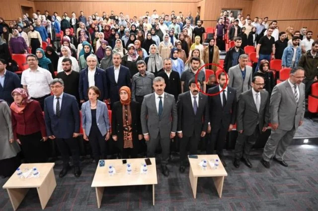 Çankırı Karatekin Üniversitesi; Hangi millet olursa olsun, bir milletin ULUSAL MARŞI ayakta saygı ile dinlenir... Bu bir semboldür, bayrak gibi, sancak gibi.. Ayağa kalkmayan da emsalsiz, benzersiz, eşsiz VATAN HAİNİDİR..!