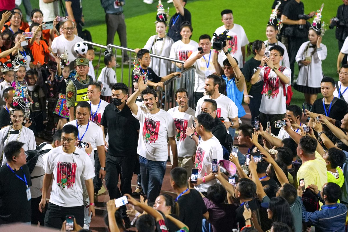 🤩@KAKA visited 🇨🇳China's Village Super League in Rongjiang County, Guizhou Province on Monday 🇧🇷The Brazil legend was invited to participate in the 'Chasing Dreams' charity event, which aims to boost local youth football & the development of the VSL @BrasilEdition @SelecaoTalk