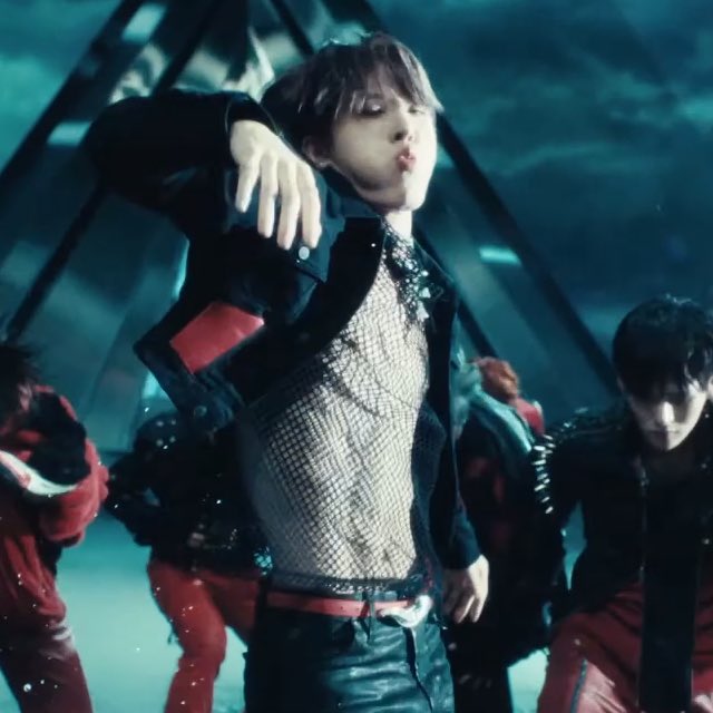 lvlypani's tweet photo. and if he perform with this fit in music shows….. 🫠 https://t.co/eRFbWoCfvs