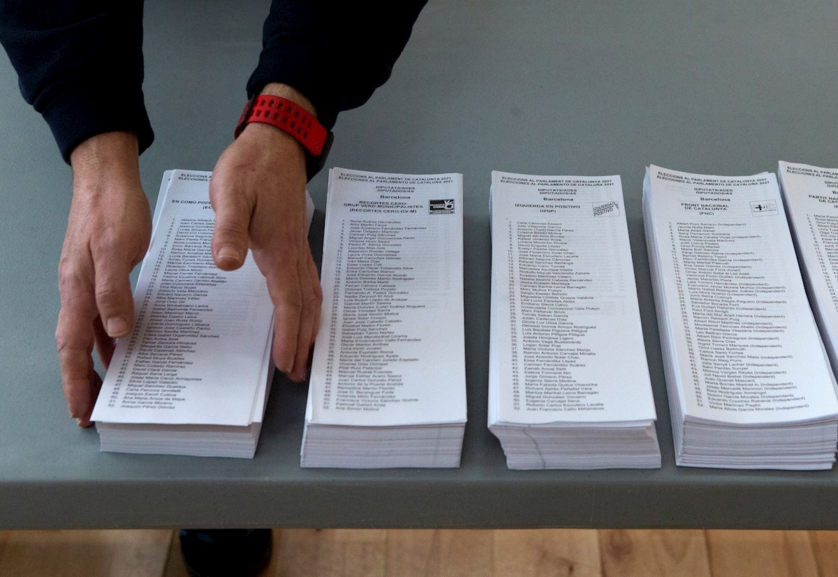 BetaniaTv's tweet photo. 🔴 QUÉ HACER SI NO HAY PAPELETAS PARA VOTAR 

⚠️ No imprimáis las papeletas en casa, sería voto nulo. 

Si no hay papeletas en la mesa de votación, sigue estos pasos:

1️⃣ Comunicarlo al presidente de mesa, que debe parar la votación y conseguir papeletas (Art. 84.4 LOREG).
🔗 https://t.co/4jUTqZHnyO

2️⃣ Si no hacen caso, llama tú a la Junta Electoral de Zona.
🔗 https://t.co/OBlRwJ6Nd4

3️⃣ Llama a un notario para que dé fe pública de la falta de papeletas. Es gratuito y obliga al notario a acudir.
🔗 https://t.co/eqi52rutKo

4️⃣ Haz constar la incidencia en el acta de la sesión.

Artículo 96 LOREG: Si faltan papeletas, el presidente debe subsanarlo sin dilación. Si afecta a muchos electores, la junta electoral de zona puede suspender y repetir la votación.

🔗 https://t.co/SgKrFkU8dM