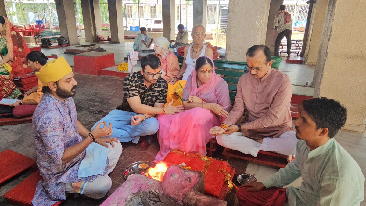 PradipsinhGuj's tweet photo. જય અંબે 🚩

આજરોજ સહપરિવાર 51 શક્તિ પીઠો પૈકીનું અંબાજી માતા મંદિર, 
અંબાજી ખાતે જગતજનની માં જગદંબાના દર્શન કરી 
ધજા ચઢાવવાનો સુઅવસર પ્રાપ્ત થયો.

આ પ્રસંગે મા અંબાને સૌના સુખાકારી અને સ્વસ્થ જીવનની પ્રાર્થના કરી

#AMBAJI #AMBAJITEMPLE https://t.co/ApHPpoyNiX