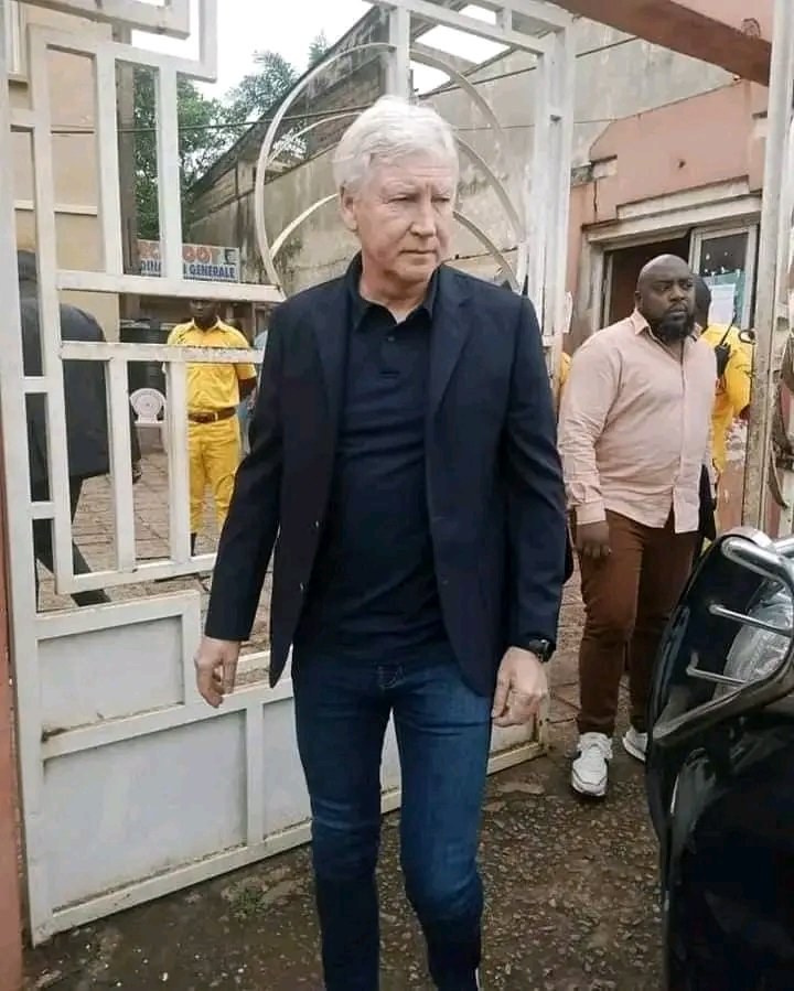 TheCameroonianZ's tweet photo. Marc Brys, son adjoint et ses assistants nommés par le MINSEP ont quitté la FECAFOOT.
*Une poignée de minutes après leur arrivée #Tsinga. https://t.co/HkcnYAAsPu
