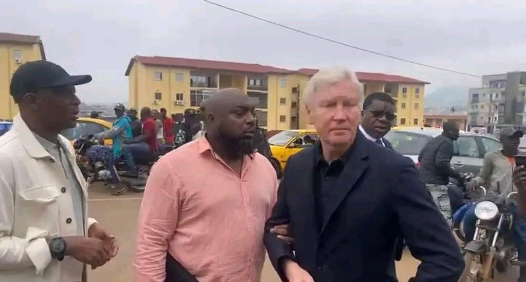 TheCameroonianZ's tweet photo. Marc Brys, son adjoint et ses assistants nommés par le MINSEP ont quitté la FECAFOOT.
*Une poignée de minutes après leur arrivée #Tsinga. https://t.co/HkcnYAAsPu