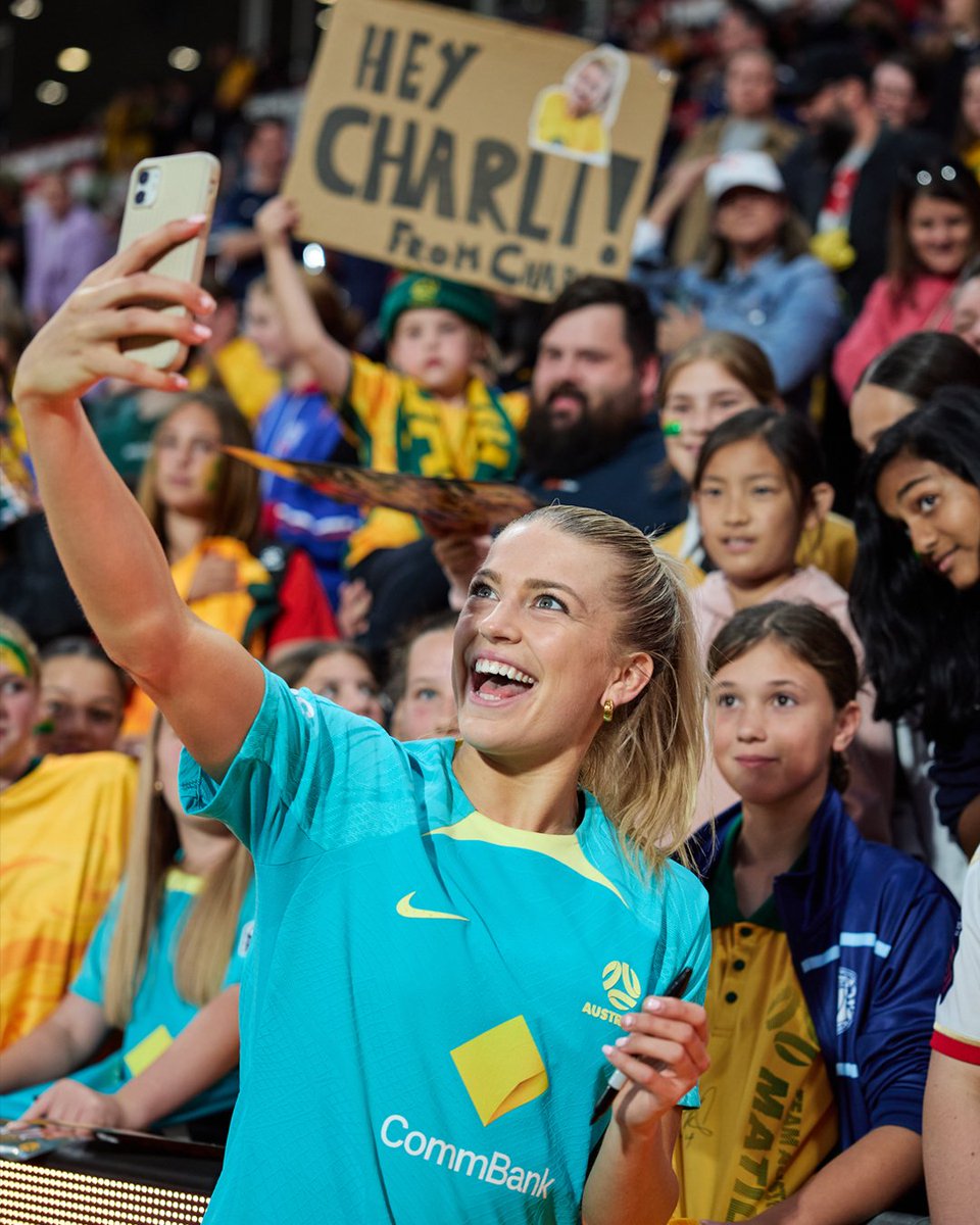 Selfies and signatures 🤳 ✍️

Today the Matildas welcomed participants of @FootballAUS’ Club Changer Development Program to training.

#Matildas #TilitsDone #WEUROS2025  #womenfooty