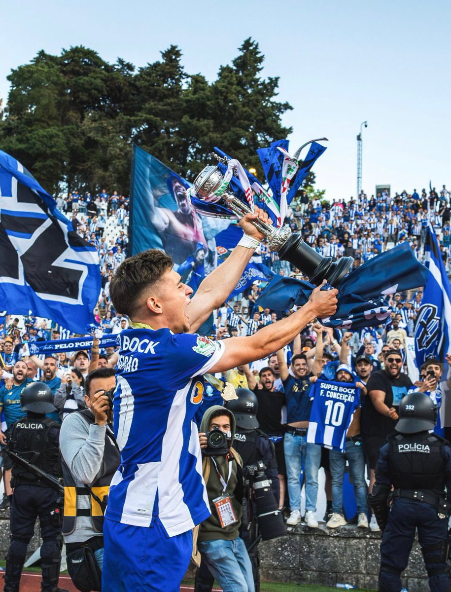 FConceicao7's tweet photo. A taça de Portugal 2024 é nossa !! 💙🏆 https://t.co/KUbwdG6kaQ