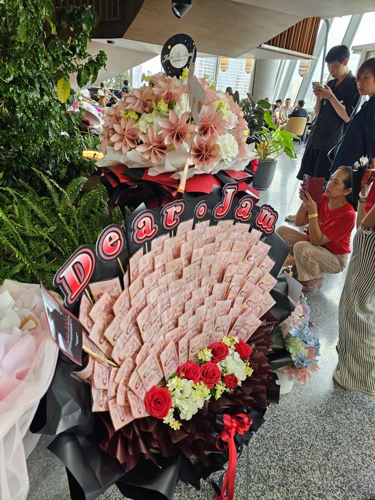 TTO16905374's tweet photo. Oh! Rangers love is like a big flower garden🌼✨❤
I am very happy for Jam.😍
#JamRachata #แจมรชตะ
#piccrd🙏 https://t.co/aVb1AShQIh