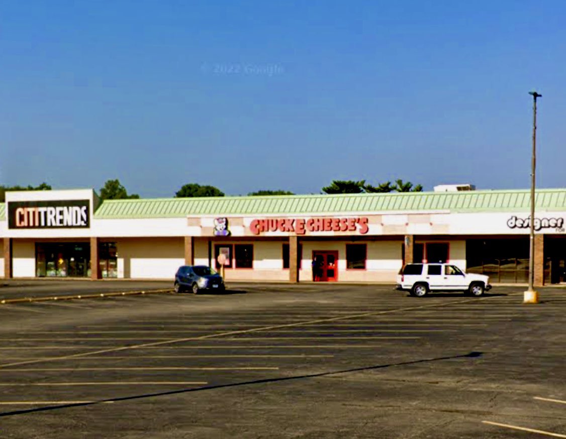 Then and now: 
Showbiz pizza in Springfield, IL

#chuckecheese #Showbizpizza #rockafireexplosion #animatronics #SpringfieldIL