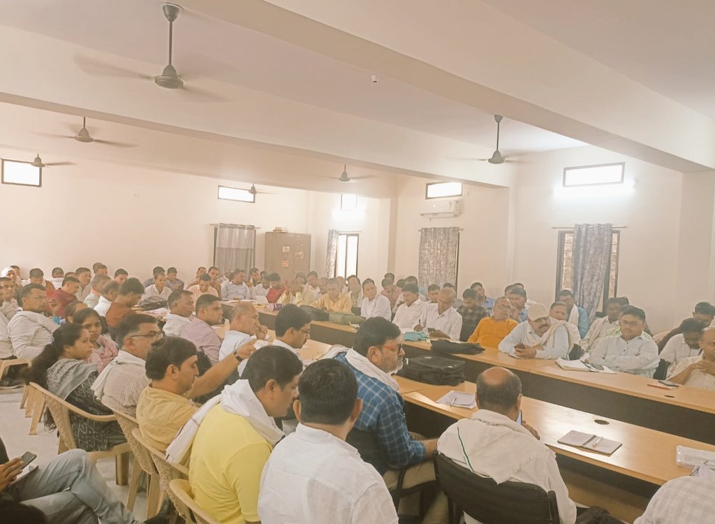 ✓जनपद पंचायत हरदा अंतर्गत आज सीईओ जनपद हरदा श्री बलवान मवासे द्वारा समीक्षा बैठक आयोजित की गई।
✓ बैठक में PDI, आवास, नरेगा , SBM इत्यादी योजनाओं की समीक्षा की गई एवं कार्य समय सीमा पर पूर्ण करने निर्देशित किया गया।
<a href="/projsharda/">PRO Harda</a> 
<a href="/minprdd/">Panchayat and Rural Development Department, MP</a>