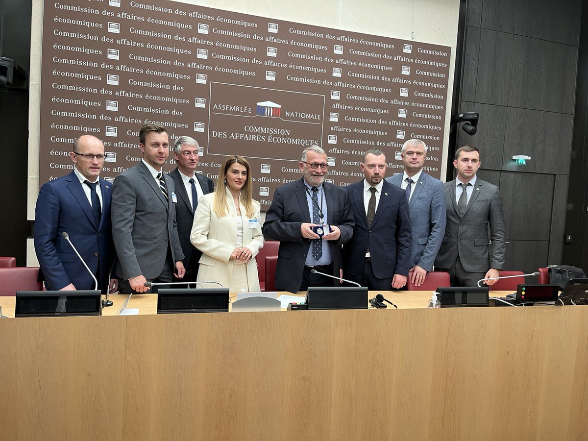 🇺🇦 Reconstruction de l'#Ukraine J'ai eu le plaisir de revoir ce matin à l'@AssembleeNat avec mon collègue @EmmanuelMandon une délégation de la @ua_parliament, le parlement ukrainien. Nous avons abordé le sujet du financement de l'effort de guerre, et notamment par le gel des