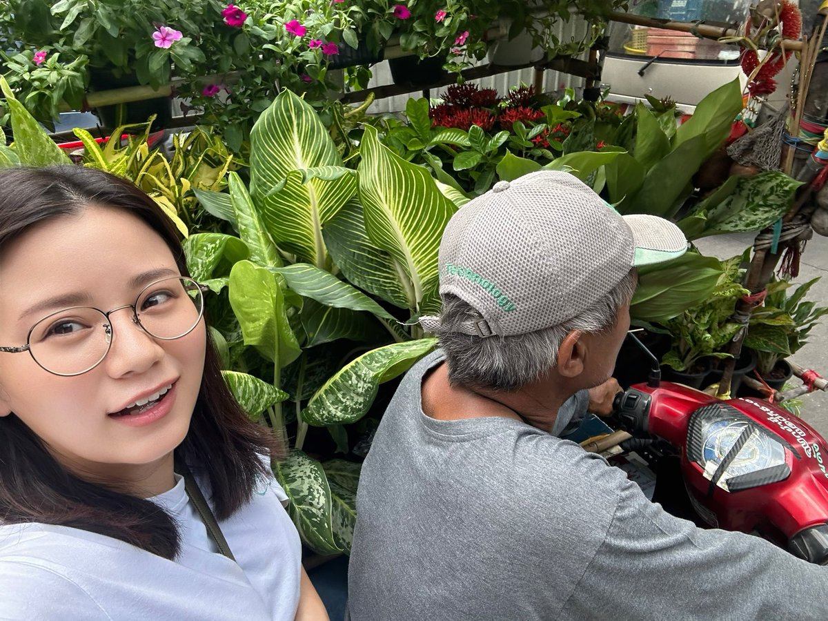 移動販売の観葉植物屋さんにて🛵🌱
本当は新店舗用に色々買いたいけど隣のソイ(通り)にあるからそこまで運ぶのしんどいんだよな…って言ってたら
'そこまで行ってゆっくり選ぶと良いよ！乗りなよ！'と、店まで乗せてってくれた。
やさぴい世界🌏🫶🇹🇭