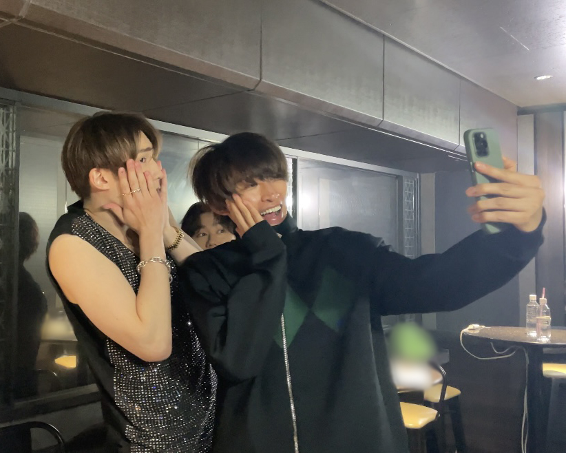 FAMILYCLUBweb's tweet photo. #WEARE_編集部ノート

≪ ❤️#ジェシー ✖️ 🧡#向井康二 ✖️ 💚#阿部亮平 ≫

向井がジェシーとブログ用の📸を！
すると近くに座っていた阿部もひょこっ👀
最後は仲良く3人でパシャリ👐🏻

3ショットは"WE ARE! 関連ブログプレイバック"で!!

https://t.co/5pvJNZj6NP

(大阪公演関連も順次更新予定です🐙) https://t.co/AVHPmT0xcR