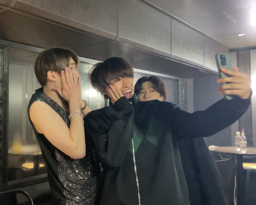 FAMILYCLUBweb's tweet photo. #WEARE_編集部ノート

≪ ❤️#ジェシー ✖️ 🧡#向井康二 ✖️ 💚#阿部亮平 ≫

向井がジェシーとブログ用の📸を！
すると近くに座っていた阿部もひょこっ👀
最後は仲良く3人でパシャリ👐🏻

3ショットは"WE ARE! 関連ブログプレイバック"で!!

https://t.co/5pvJNZj6NP

(大阪公演関連も順次更新予定です🐙) https://t.co/AVHPmT0xcR
