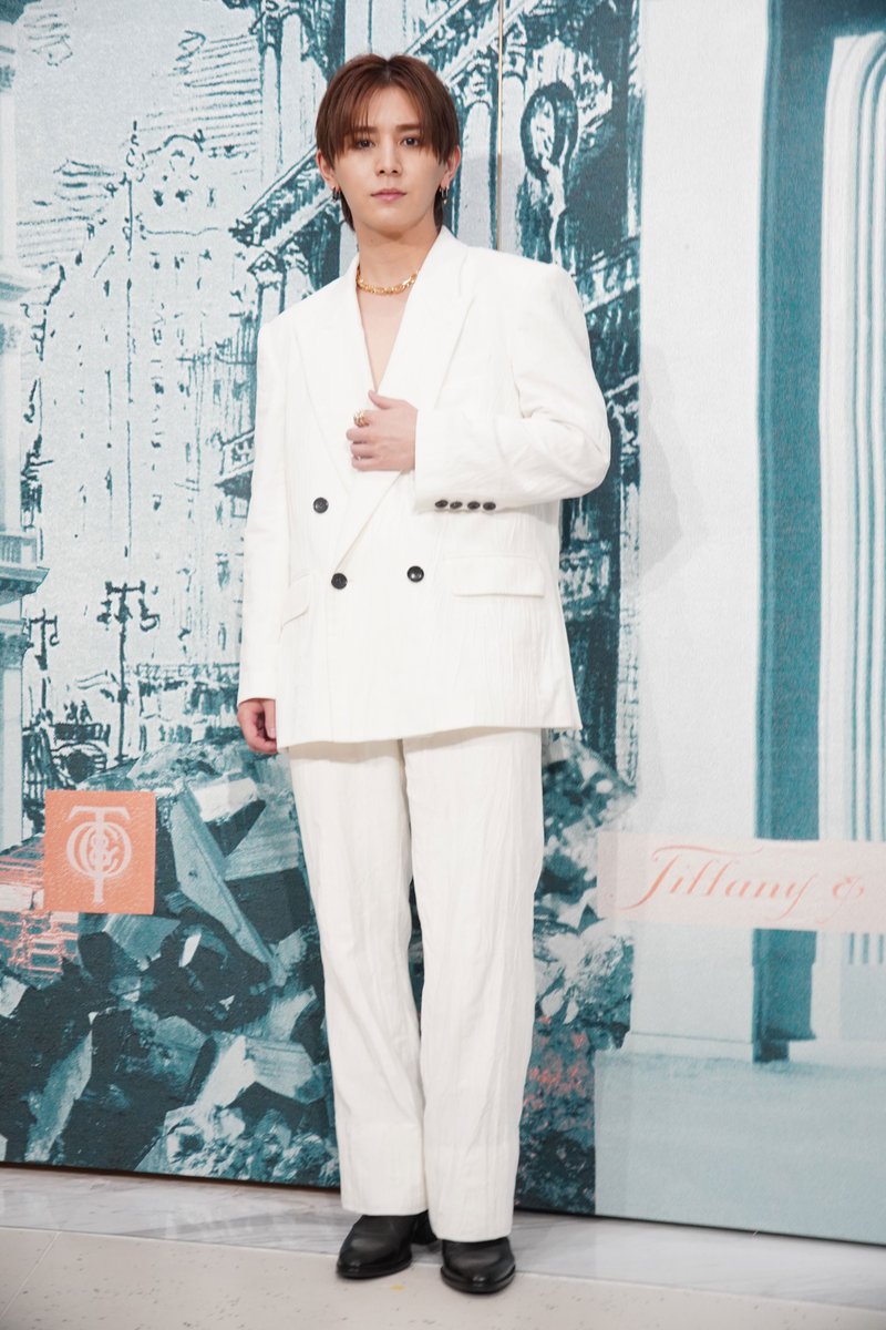 oricon's tweet photo. 山田涼介、ティファニー展
一緒に訪れたい人は
Hey! Say! JUMPの《メンバー》❤️

「俺だけ“フレンズ”でごめんって顔で(笑)」
https://t.co/nsjGEx2ivb

#山田涼介 #ティファニーワンダー https://t.co/RUJBiHsZMX